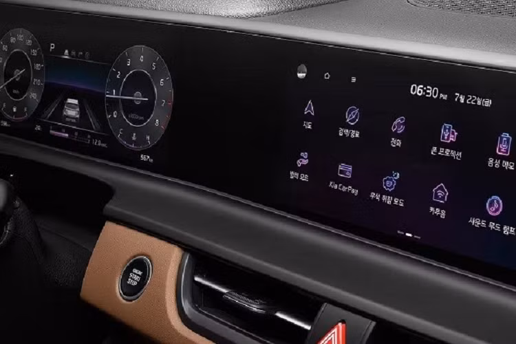 Trong khi đó, trang bị an toàn của xe gồm có camera 360 độ, camera quan sát làn đường, hệ thống kiểm soát hành trình thích ứng dựa trên định vị, hỗ trợ giữ làn đường, hỗ trợ giới hạn tốc độ thông minh, hỗ trợ lái trên cao tốc, cảnh báo va chạm phía trước, cảnh báo điểm mù và hỗ trợ tránh va chạm khi lùi chuồng.