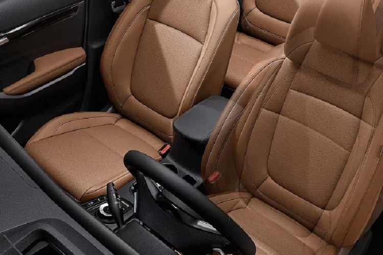 Bên trong Kia Seltos 2024 xuất hiện những trang bị nội thất đáng chú ý như 2 màn hình 10,25 inch nối liền với nhau, đặt nổi trên mặt táp-lô, kính lái cách âm 2 lớp, ghế bọc da, ghế lái nhớ vị trí, hệ thống lọc không khí, màn hình hiển thị thông tin kính lái HUD, đèn viền LED thay đổi độ sáng theo hệ thống âm thanh Bose và khóa kỹ thuật số, cho phép mở cửa bằng điện thoại thông minh.