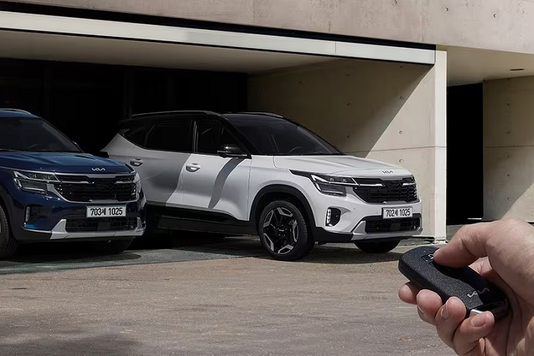 Tại thị trường Hàn Quốc, Kia Seltos 2024 mới tiếp tục được chia thành 4 phiên bản, bao gồm Trendy, Prestige, Signature và Gravity. Ở phiên bản 2024, mẫu SUV cỡ B này tăng cường khả năng cạnh tranh bằng những nâng cấp ở ngoại thất và nội thất theo đúng thị hiếu của khách hàng.