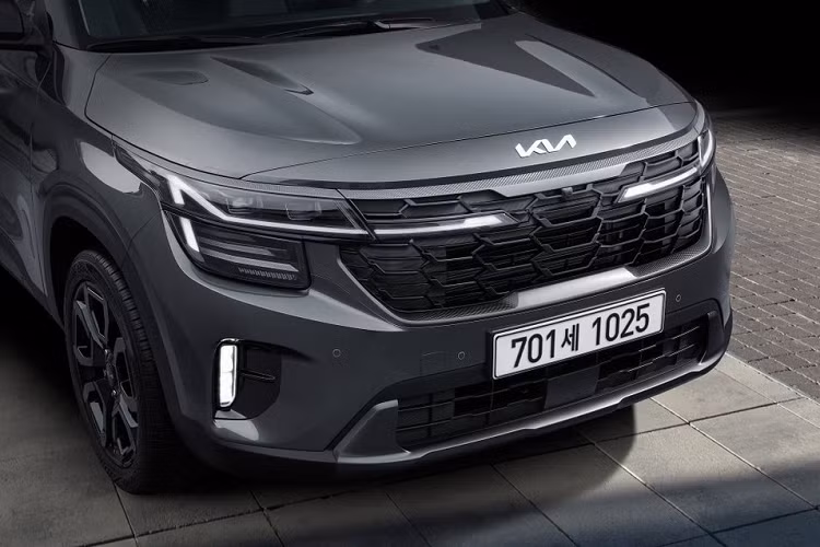 Ở bản Signature, xe được trang bị ốp màu đen bóng mới xung quanh khu vực nút điều khiển trên tapi cửa, tạo cảm giác sang trọng và cao cấp hơn. Trong khi đó, bản Gravity cao cấp nhất lại được bổ sung lưới tản nhiệt màu đen bóng mới khiến Kia Seltos 2024 trông thời trang và sành điệu hơn.