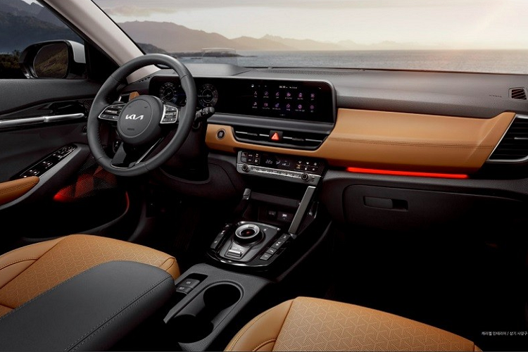 Sự hài lòng của khách hàng Hàn Quốc với mẫu xe này hứa hẹn sẽ tăng thêm khi Kia Seltos 2024 được trang bị túi đựng đồ trên lưng ghế trước tiêu chuẩn ở mọi phiên bản. Trong khi đó, bản Prestige có thêm núm xoay chuyển số điện tử mới và lẫy chuyển số thể thao sau vô lăng tiêu chuẩn.