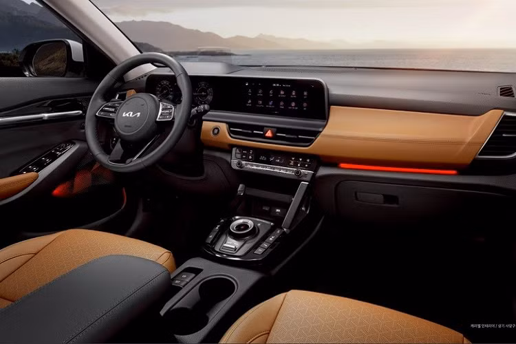 Sự hài lòng của khách hàng Hàn Quốc với mẫu xe này hứa hẹn sẽ tăng thêm khi Kia Seltos 2024 được trang bị túi đựng đồ trên lưng ghế trước tiêu chuẩn ở mọi phiên bản. Trong khi đó, bản Prestige có thêm núm xoay chuyển số điện tử mới và lẫy chuyển số thể thao sau vô lăng tiêu chuẩn.