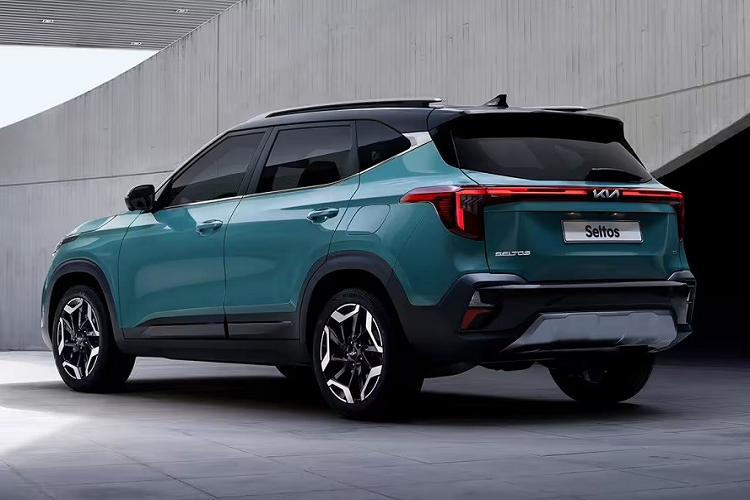 Ngoài những thay đổi trên, Kia Seltos 2024 không có gì mới so với phiên bản nâng cấp ra mắt vào giữa năm ngoái. Xe vẫn được trang bị đèn pha LED, dải đèn LED định vị ban ngày và đèn hậu có thiết kế lấy cảm hứng từ bản đồ sao, đèn sương mù LED, vành hợp kim 18 inch cũng như cửa cốp đóng/mở chỉnh điện.