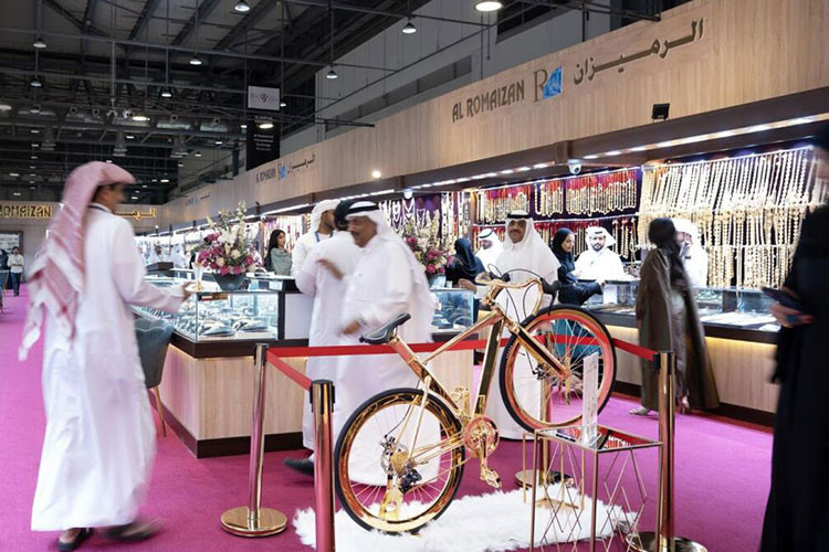 Có lẽ, không phải ai cũng có khả năng sở hữu chiếc xe đạp đặc biệt này và nếu có thì cũng không đủ can đảm để chạy ra đường.