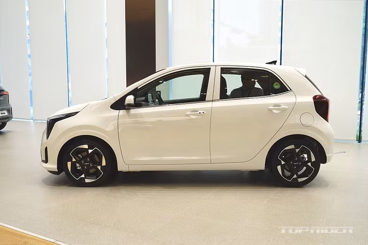 Tiếp theo là cản trước mới với hốc gió trung tâm rộng và khe gió nằm dọc ở hai góc. Ở bên sườn, Kia Morning 2024 không thay đổi thiết kế, trừ vành la-zăng. La-zăng của mẫu xe này sở hữu đường kính lớn nhất lên đến 16 inch. Trong khi đó, gương chiếu hậu của xe có thể tự động gập khi khóa cửa.