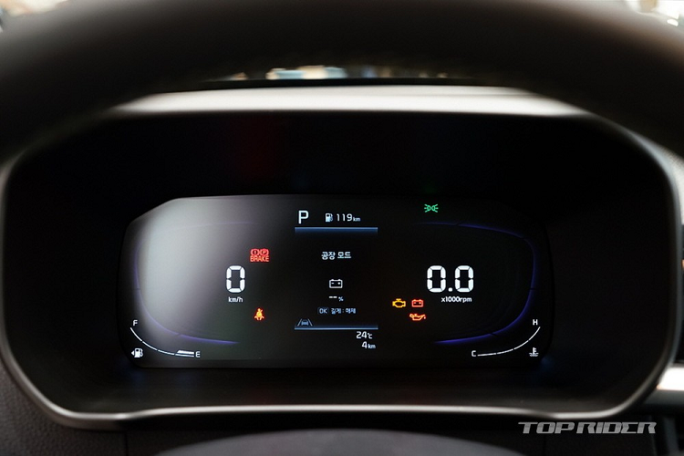 Bên trong xe, Kia Morning 2024 gần như giữ nguyên thiết kế cũ. Tuy nhiên, xe có thêm trang bị như bảng đồng hồ kỹ thuật số sau vô lăng... cổng USB Type C ở 2 hàng ghế và tính năng khởi động máy từ xa. Màn hình trung tâm của Kia Morning. Màn hình cảm ứng trung tâm 8 inch của xe được đặt nổi trên mặt táp-lô, hỗ trợ kết nối Apple CarPlay/Android Auto.