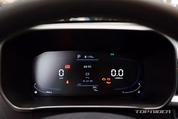 Bên trong xe, Kia Morning 2024 gần như giữ nguyên thiết kế cũ. Tuy nhiên, xe có thêm trang bị như bảng đồng hồ kỹ thuật số sau vô lăng... cổng USB Type C ở 2 hàng ghế và tính năng khởi động máy từ xa. Màn hình trung tâm của Kia Morning. Màn hình cảm ứng trung tâm 8 inch của xe được đặt nổi trên mặt táp-lô, hỗ trợ kết nối Apple CarPlay/Android Auto.