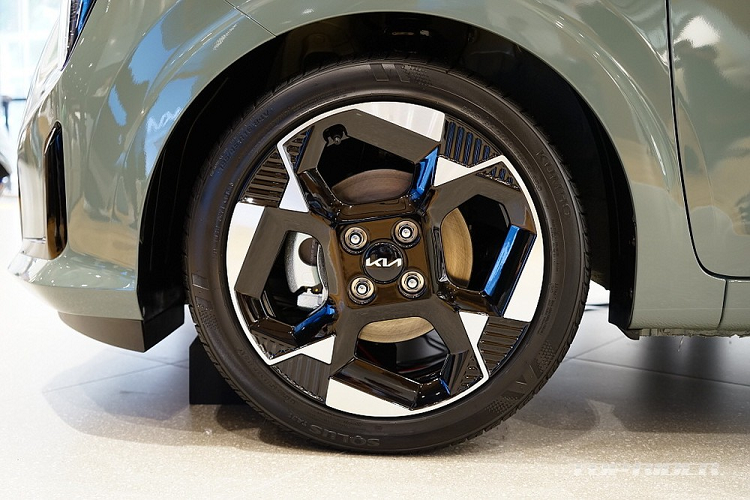 Vòng về phía sau, chúng ta sẽ bắt gặp đèn hậu nằm dọc mới, nối với nhau bằng dải đèn nằm vắt ngang cửa cốp. Tạo hình bên trong đèn hậu cũng lấy cảm hứng từ bản đồ sao và gợi liên tưởng đến Kia Seltos mới. Cản sau của xe đã được cải tiến và tích hợp cụm đèn nằm dọc ở hai góc.