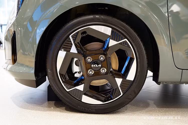 Vòng về phía sau, chúng ta sẽ bắt gặp đèn hậu nằm dọc mới, nối với nhau bằng dải đèn nằm vắt ngang cửa cốp. Tạo hình bên trong đèn hậu cũng lấy cảm hứng từ bản đồ sao và gợi liên tưởng đến Kia Seltos mới. Cản sau của xe đã được cải tiến và tích hợp cụm đèn nằm dọc ở hai góc.