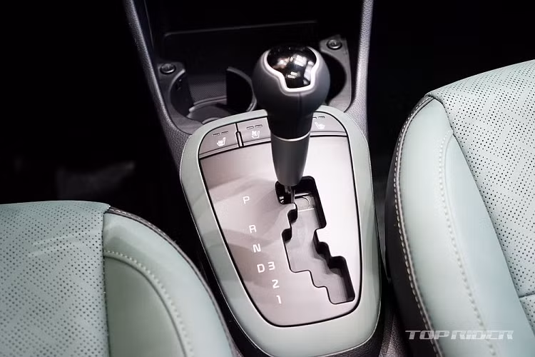 Trong khi đó, nội thất có 3 tùy chọn màu, bao gồm 2 màu mới là nâu... Tại thị trường Hàn Quốc, giá xe Kia Morning 2024 cho tổng cộng 3 phiên bản là Trendy, Prestige và Signature với mức bán dao động từ 13,15 - 16,55 triệu Won (khoảng 236 - 297 triệu đồng).