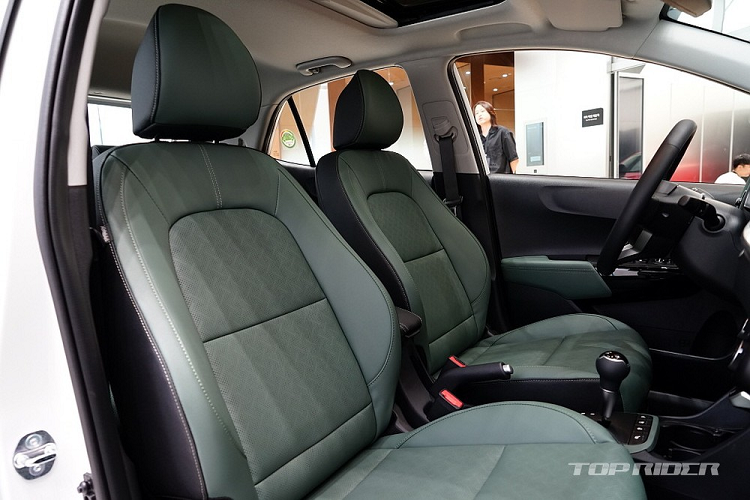 Nằm bên dưới nắp ca-pô của mẫu xe hạng A này ở thị trường Hàn Quốc là động cơ xăng 1.0L, sản sinh công suất tối đa 76 mã lực.