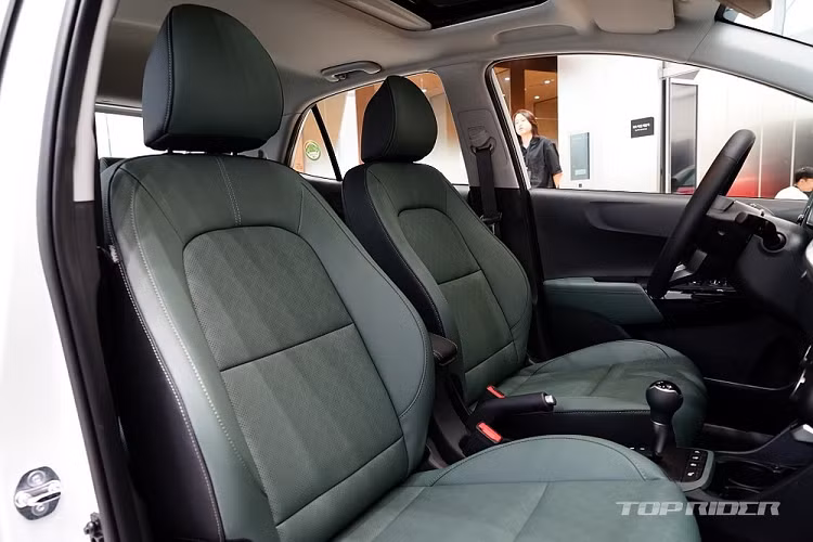 Nằm bên dưới nắp ca-pô của mẫu xe hạng A này ở thị trường Hàn Quốc là động cơ xăng 1.0L, sản sinh công suất tối đa 76 mã lực.