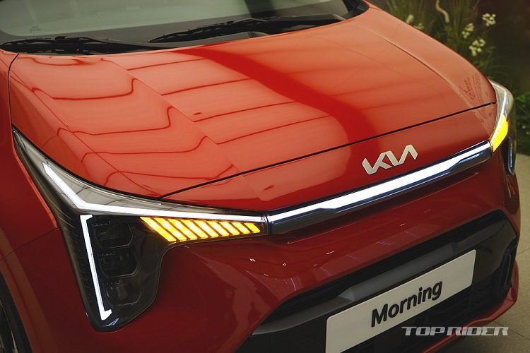 Điểm nhấn của Kia Morning 2024 tập trung ở đầu xe với đèn pha LED nằm dọc mới. Bao quanh đèn pha là dải đèn LED định vị ban ngày mới, lấy cảm hứng thiết kế từ bản đồ sao, tương tự Kia Seltos 2023. Bên cạnh đó là đèn báo rẽ mới với tạo hình sọc chéo hiện đại.