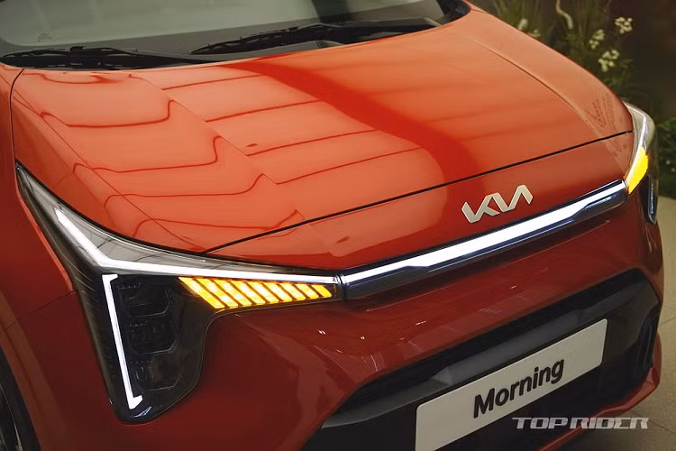 Điểm nhấn của Kia Morning 2024 tập trung ở đầu xe với đèn pha LED nằm dọc mới. Bao quanh đèn pha là dải đèn LED định vị ban ngày mới, lấy cảm hứng thiết kế từ bản đồ sao, tương tự Kia Seltos 2023. Bên cạnh đó là đèn báo rẽ mới với tạo hình sọc chéo hiện đại.