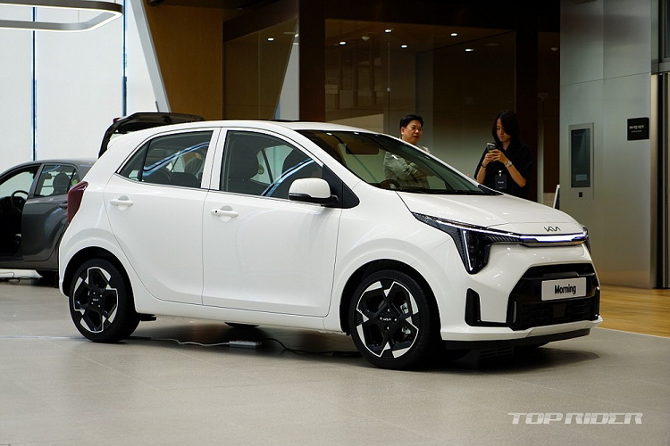 Trong khi mọi sự chú ý của giới báo chí Việt Nam đang dồn vào sự kiện ra mắt cặp đôi Honda BR-V và City 2023 thì tại Hàn Quốc, mẫu xe đô thị Kia Morning 2024 mới phiên bản nâng cấp giữa vòng đời cũng được trình làng.