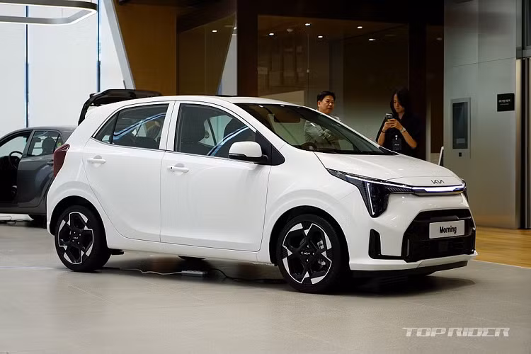 Trong khi mọi sự chú ý của giới báo chí Việt Nam đang dồn vào sự kiện ra mắt cặp đôi Honda BR-V và City 2023 thì tại Hàn Quốc, mẫu xe đô thị Kia Morning 2024 mới phiên bản nâng cấp giữa vòng đời cũng được trình làng.