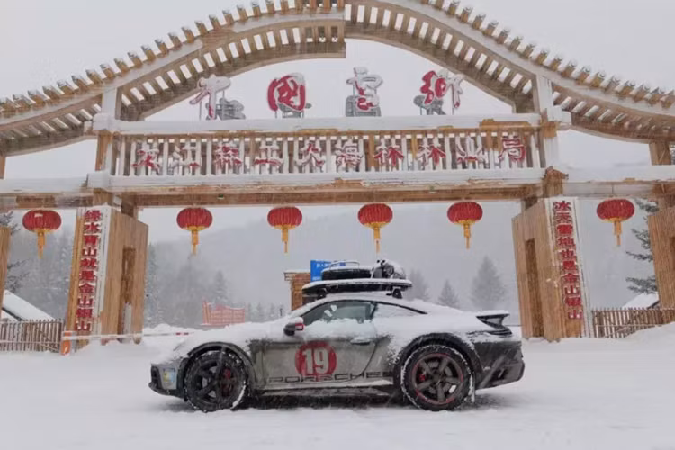 Và trong hành trình "du mục" chưa rõ ngày về cùng chú ngựa Porsche 911 Dakar, doanh nhân Hải Phòng đã gây ngạc nhiên với cộng đồng mạng khi mới vừa Mông Cổ về lại Trung Quốc đã lái xe hàng trăm km để đi đến 1 nơi được gọi là, phải đến 1 lần trong đời của giới phượt thủ thích băng tuyết.