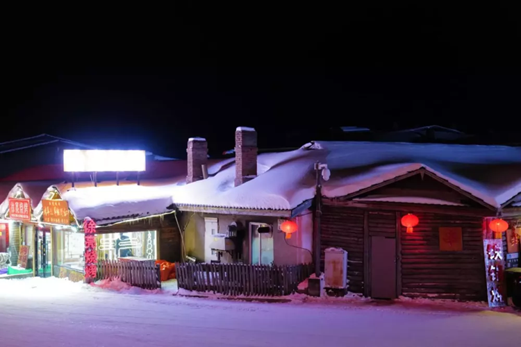 Nếu ai chưa biết thì địa điểm Cáp Nhĩ Tân của tỉnh Hắc Long Giang là 1 trong những nơi mà giới trẻ châu Á thường hay lui tới vào mùa đông, nó y hệt như chuyện cổ tích với ngôi làng rực rỡ màu sắc bị đóng băng. Và trong hành trình "du mục" cùng Porsche 911 Dakar của đại gia Hải Phòng đã không bỏ qua địa điểm tham quan này.