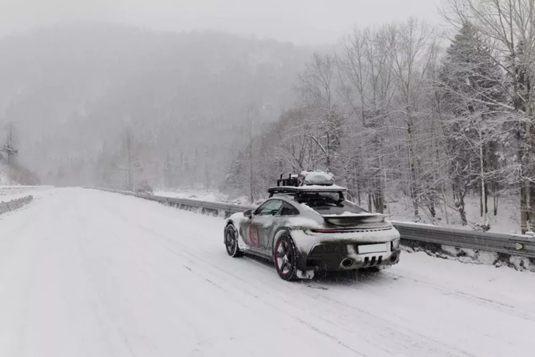 Chúc cho hành trình sắp tới của chủ xe Porsche 911 Dakar đầu tiên Việt Nam sẽ thuận buồm xuôi gió , check-in được thêm nhiều cảnh đẹp của nước bạn như Cửu Trại Câu vào mùa đông, hay cầu nổi trên sông ở thắng cảnh Shiziguan, một trong những cây cầu ngoạn mục nhất trên thế giới, sẽ là nơi lưu lại nhiều bức ảnh khó quên cho anh và người bạn đồng hành.