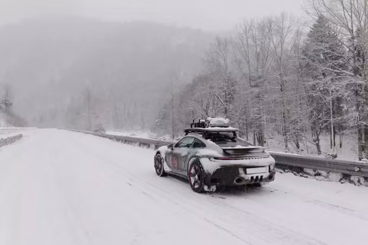 Chúc cho hành trình sắp tới của chủ xe Porsche 911 Dakar đầu tiên Việt Nam sẽ thuận buồm xuôi gió , check-in được thêm nhiều cảnh đẹp của nước bạn như Cửu Trại Câu vào mùa đông, hay cầu nổi trên sông ở thắng cảnh Shiziguan, một trong những cây cầu ngoạn mục nhất trên thế giới, sẽ là nơi lưu lại nhiều bức ảnh khó quên cho anh và người bạn đồng hành.