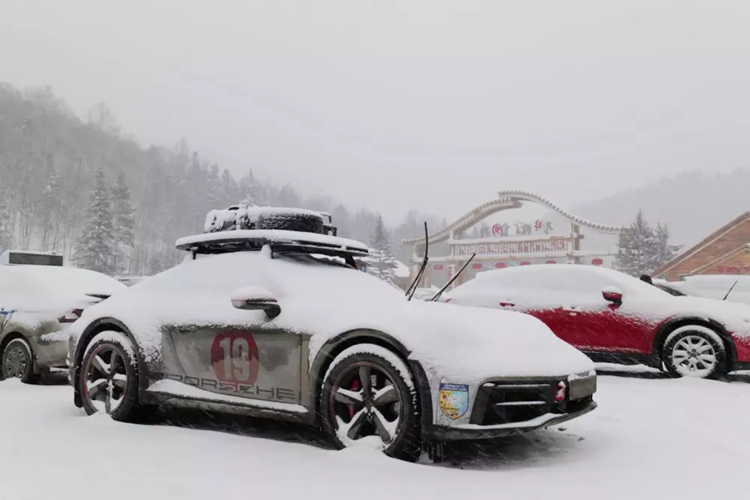 Sau những hành trình từ Việt Nam sang Trung Quốc - đến sa mạc Gobi, rồi lại vòng về Trung Quốc, khám phá nhiều địa điểm khác nhau, mới đây nhất vị đại gia Hải Phòng tiếp tục cho chiếc Porsche 911 Dakar hơn của mình đi "trượt tuyết" ở Trung Quốc.