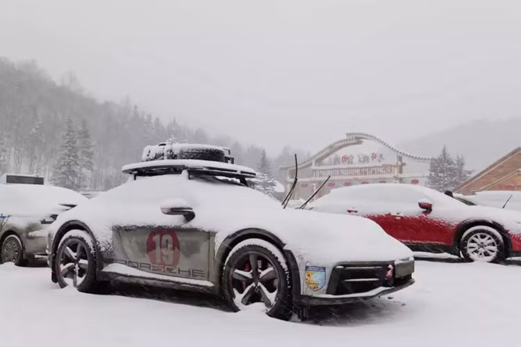 Sau những hành trình từ Việt Nam sang Trung Quốc - đến sa mạc Gobi, rồi lại vòng về Trung Quốc, khám phá nhiều địa điểm khác nhau, mới đây nhất vị đại gia Hải Phòng tiếp tục cho chiếc Porsche 911 Dakar hơn của mình đi "trượt tuyết" ở Trung Quốc.