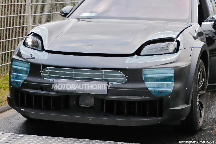 So với nguyên mẫu (prototypes) Macan EV, chiếc xe lai được cho là Cayenne EV có có vòm bánh xe được mở rộng, kính chắn gió có độ dốc khác và chiều dài trục cơ sở dài hơn một chút, đồng thời bánh sau được đẩy ra xa hơn.