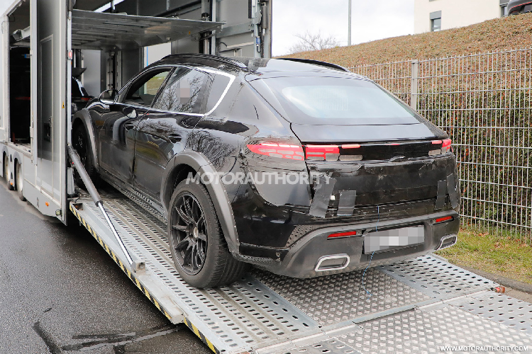 Việc sử dụng nguyên mẫu Macan EV để che các chi tiết cơ khí của SUV điện Porsche Cayenne EV là điều hợp lý, bởi cả hai xe này dự kiến chia sẻ nền tảng mô-đun PPE của Tập đoàn Volkswagen thiết kế cho dòng xe điện cao cấp. Nền tảng này đủ linh hoạt để sản xuất các mẫu xe có tốc độ thấp hoặc tốc độ cao với nhiều loại kích thước.