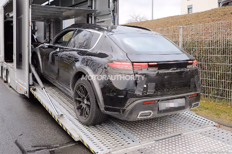 Việc sử dụng nguyên mẫu Macan EV để che các chi tiết cơ khí của SUV điện Porsche Cayenne EV là điều hợp lý, bởi cả hai xe này dự kiến chia sẻ nền tảng mô-đun PPE của Tập đoàn Volkswagen thiết kế cho dòng xe điện cao cấp. Nền tảng này đủ linh hoạt để sản xuất các mẫu xe có tốc độ thấp hoặc tốc độ cao với nhiều loại kích thước.