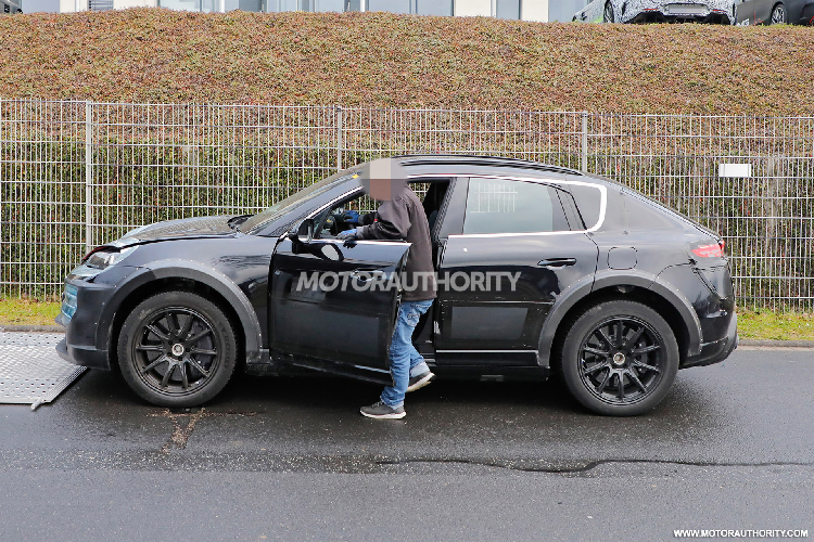 Vào năm 2019, Porsche đã cung cấp một số thông tin liên quan đến "Porsche 4-motor elect powertrain", tạm dịch là "hệ thống động lực 4 mô-tơ điện của Porsche". Hệ thống động lực sẽ bao gồm 4 động cơ điện, với mỗi động cơ có khả năng điều khiển độc lập một bánh xe tương ứng, Porsche gọi đây là "variably distributable drive power” - "phân bổ công suất truyền động có sự biến đổi".