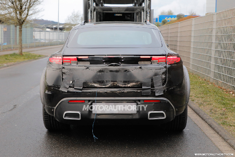 Porsche cho biết, hệ thống kiểm soát mô-men xoắn sẽ ở mức độ cao trong các tình huống quan trọng, chẳng hạn như đi vào khúc cua khó với dải vận tốc lớn hoặc khi bánh xe bị trượt. Đây cũng là cách hoạt động của vi sai trượt giới hạn cảm biến tốc độ, nhưng với động cơ điện, các điều chỉnh có thể thực hiện nhanh hơn nhiều - chúng ta đang nói trong vòng mili giây. Đồng thời sẽ không tạo ra hao ra hao mòn như vi sai cơ.