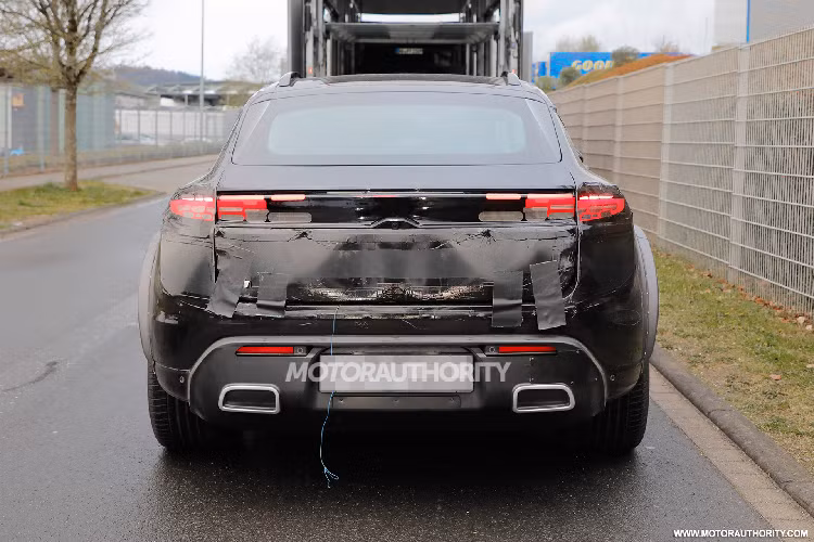 Porsche cho biết, hệ thống kiểm soát mô-men xoắn sẽ ở mức độ cao trong các tình huống quan trọng, chẳng hạn như đi vào khúc cua khó với dải vận tốc lớn hoặc khi bánh xe bị trượt. Đây cũng là cách hoạt động của vi sai trượt giới hạn cảm biến tốc độ, nhưng với động cơ điện, các điều chỉnh có thể thực hiện nhanh hơn nhiều - chúng ta đang nói trong vòng mili giây. Đồng thời sẽ không tạo ra hao ra hao mòn như vi sai cơ.