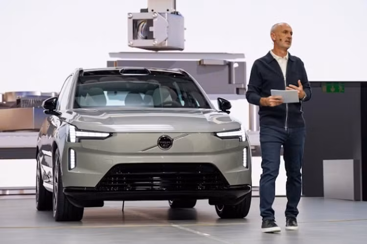 Chính vì thế, hãng đang nghiên cứu và phát triển một khung gầm độc quyền Volvo để tách biệt bản thân với tập đoàn mẹ Trung Quốc - Geely. Khung gầm mới này được phát triển dựa trên khung gầm SPA đời 2 (SPA 2) hiện đang sử dụng trên mẫu Volvo EX90.