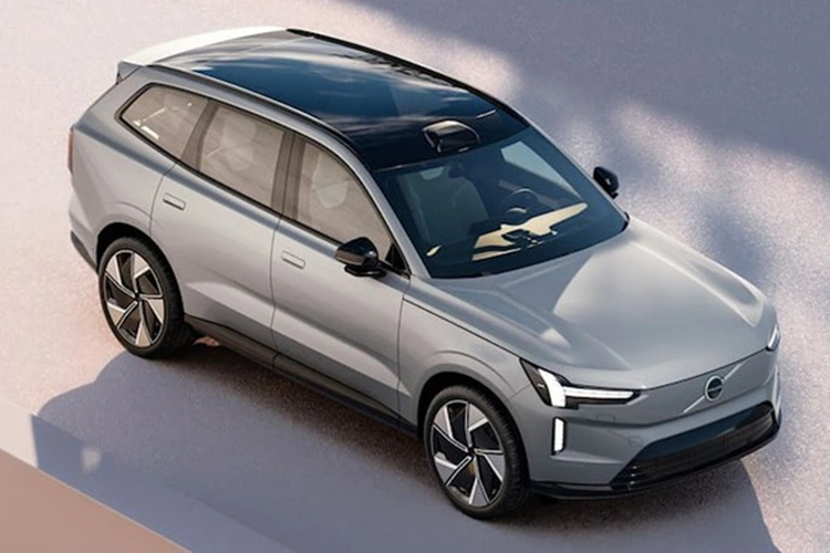 Chưa hết, trên khung gầm mới, một mình máy tính trung tâm sẽ có thể điều khiển mọi tính năng trên xe, không giống như trên những mẫu xe Volvo cũ (và phần lớn xe trên thị trường) là chỉ có hệ thống điều khiển trung tâm do hãng phát triển.