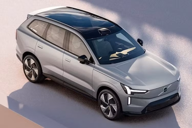 Chưa hết, trên khung gầm mới, một mình máy tính trung tâm sẽ có thể điều khiển mọi tính năng trên xe, không giống như trên những mẫu xe Volvo cũ (và phần lớn xe trên thị trường) là chỉ có hệ thống điều khiển trung tâm do hãng phát triển.