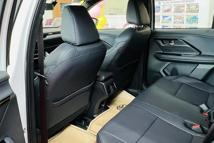 Ngoài ra, mẫu xe này còn sở hữu màn hình cảm ứng trung tâm 9 -10,1 inch, phanh tay điện tử, tự động giữ phanh tạm thời, cửa sổ trời, đèn viền nội thất, sạc điện thoại không dây, rèm che nắng chỉnh điện, khởi động máy bằng nút bấm, camera hành trình và camera 360 độ...