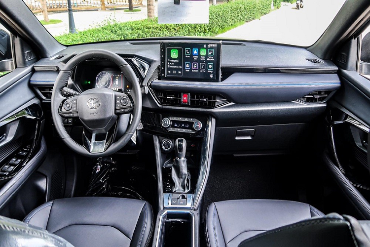 Bên trong Toyota Yaris Cross 2023 là nội thất 5 chỗ ngồi được bọc da hoặc nỉ, tùy phiên bản. Những trang bị nội thất nổi bật của xe ở thị trường Indonesia gồm có ghế chỉnh điện, vô lăng 3 chấu tích hợp phím chức năng, bảng đồng hồ với màn hình đa thông tin TFT 7 inch,...