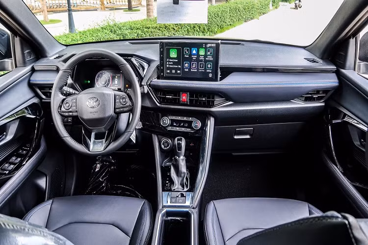 Bên trong Toyota Yaris Cross 2023 là nội thất 5 chỗ ngồi được bọc da hoặc nỉ, tùy phiên bản. Những trang bị nội thất nổi bật của xe ở thị trường Indonesia gồm có ghế chỉnh điện, vô lăng 3 chấu tích hợp phím chức năng, bảng đồng hồ với màn hình đa thông tin TFT 7 inch,...