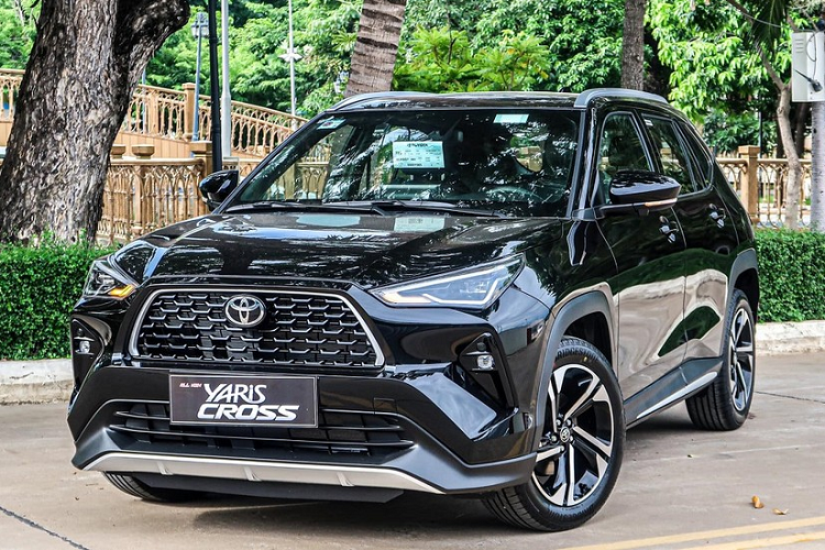 Hiện các đại lý cũng đã bắt đầu nhận cọc cho mẫu SUV cỡ B này. Theo đại lý, giá xe Toyota Yaris Cross 2023 dự kiến sẽ dao động trong khoảng hơn 600 triệu đến hơn 700 triệu đồng cho 2 phiên bản là máy xăng và hybrid. Dự đoán, xe sẽ được nhập khẩu nguyên chiếc từ Indonesia về Việt Nam.