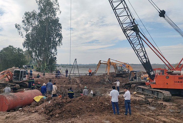 May khoan cong suat lon den giai cuu be trai 10 tuoi roi xuong tru be tong