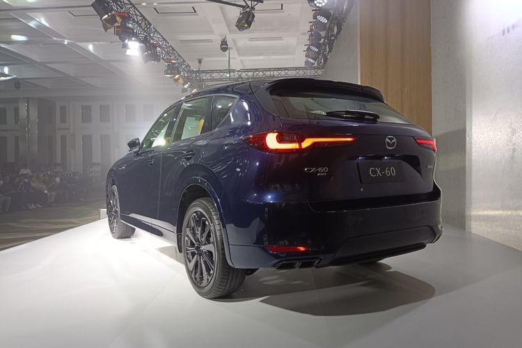 Xe sẽ có 4 màu sơn ngoại thất ở phiên bản Elite là trắng, xám, nâu vàng và đen. Trong khi đó, bản Kuro Edition có 3 tùy chọn màu sắc là trắng, đỏ và xanh đậm. Hiện chưa rõ sau Philippines và Indonesia, Mazda CX-60 2023 có được bán ở Việt Nam hay không.
