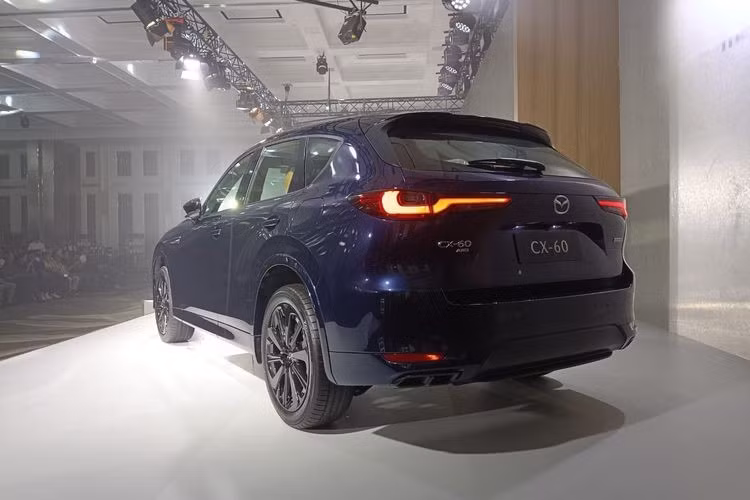 Xe sẽ có 4 màu sơn ngoại thất ở phiên bản Elite là trắng, xám, nâu vàng và đen. Trong khi đó, bản Kuro Edition có 3 tùy chọn màu sắc là trắng, đỏ và xanh đậm. Hiện chưa rõ sau Philippines và Indonesia, Mazda CX-60 2023 có được bán ở Việt Nam hay không.
