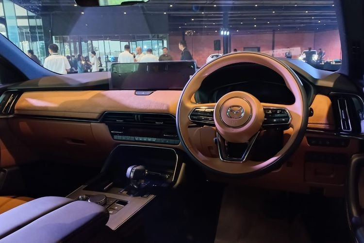 Nguồn cung cấp sức mạnh cho Mazda CX-60 2023 ở thị trường Indonesia là động cơ xăng SkyActiv 6 xi-lanh thẳng hàng, dung tích 3.3L, sản sinh công suất tối đa 284 mã lực và mô-men xoắn cực đại 450 Nm. Động cơ kết hợp với công nghệ mild hybrid để giảm bớt lượng xăng tiêu thụ.