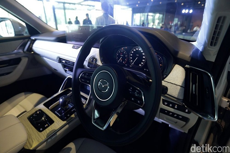 Ở thị trường Indonesia, mẫu SUV hạng trung tiệm cận xe sang này được trang bị cửa sổ trời toàn cảnh, màn hình cảm ứng trung tâm 12,3 inch, ghế chỉnh điện và hệ thống đèn viền LED. Bên cạnh đó là gói công nghệ an toàn chủ động i-Activsense, bao gồm hệ thống kiểm soát hành trình thích ứng, hỗ trợ phanh thông minh, cảnh báo lệch làn đường,...