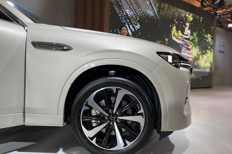 Với phiên bản Elite, xe dùng vành 20 inch với thiết kế đa chấu, phay xước 2 màu, và 4 đầu ống xả mạ crôm. Lưới tản nhiệt của bản Elite đi kèm mắt lưới nằm dọc. Trong khi đó, ở bản Kuro Edition, xe được trang bị lưới tản nhiệt với mắt lưới tổ ong riêng và vành hợp kim sơn đen. Viền bao quanh lưới tản nhiệt, nẹp trang trí trên chắn bùn trước và đầu ống xả đều được mạ crôm màu tối.