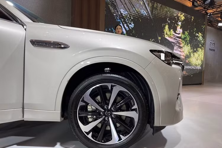 Với phiên bản Elite, xe dùng vành 20 inch với thiết kế đa chấu, phay xước 2 màu, và 4 đầu ống xả mạ crôm. Lưới tản nhiệt của bản Elite đi kèm mắt lưới nằm dọc. Trong khi đó, ở bản Kuro Edition, xe được trang bị lưới tản nhiệt với mắt lưới tổ ong riêng và vành hợp kim sơn đen. Viền bao quanh lưới tản nhiệt, nẹp trang trí trên chắn bùn trước và đầu ống xả đều được mạ crôm màu tối.