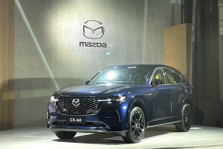 Ở thị trường Indonesia, giá xe Mazda CX-60 2023 cho 2 phiên bản là Elite và Kuro Edition bán ra lên đến 1,188 triệu Rupiah (khoảng 1,87 tỷ đồng). So với xe ở Philippines có giá từ 2,79 - 2,89 triệu Peso (khoảng 1,16 - 1,2 tỷ đồng), Mazda CX-60 2023 tại Indonesia đắt hơn nhiều. 