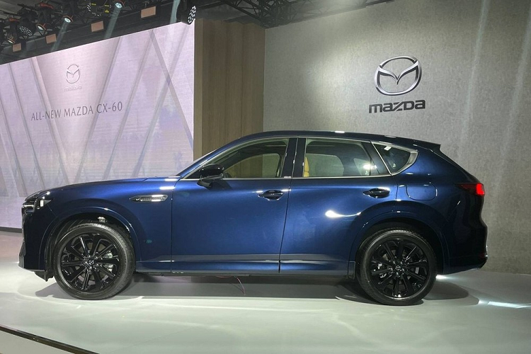 Mazda CX-60 2023 được áp dụng triết lý thiết kế Jinba Ittai (Nhân Mã Nhất Thể) nhằm thể hiện sự hòa hợp giữa xe và người lái. Tương tự các mẫu xe cùng thương hiệu Mazda, CX-60 cũng sở hữu cụm đèn pha LED và lưới tản nhiệt cỡ lớn với viền mạ crôm hình cánh chim đặc trưng. Dải đèn LED định vị ban ngày hình chữ "L" được tích hợp vào đèn pha và kéo dài vào bên trong lưới tản nhiệt.