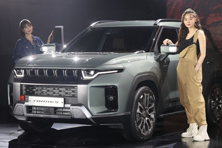 Mới đây, hãng vừa cho ra mắt mẫu xe điện Torres EVX tại triển lãm ôtô Seoul 2023 với tầm vận hành lên tới 500 km mỗi lần sạc đầy. Xe dự kiến bán tại thị trường nội địa nửa cuối năm nay.