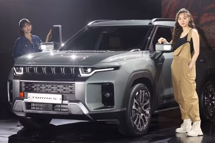 Mới đây, hãng vừa cho ra mắt mẫu xe điện Torres EVX tại triển lãm ôtô Seoul 2023 với tầm vận hành lên tới 500 km mỗi lần sạc đầy. Xe dự kiến bán tại thị trường nội địa nửa cuối năm nay.